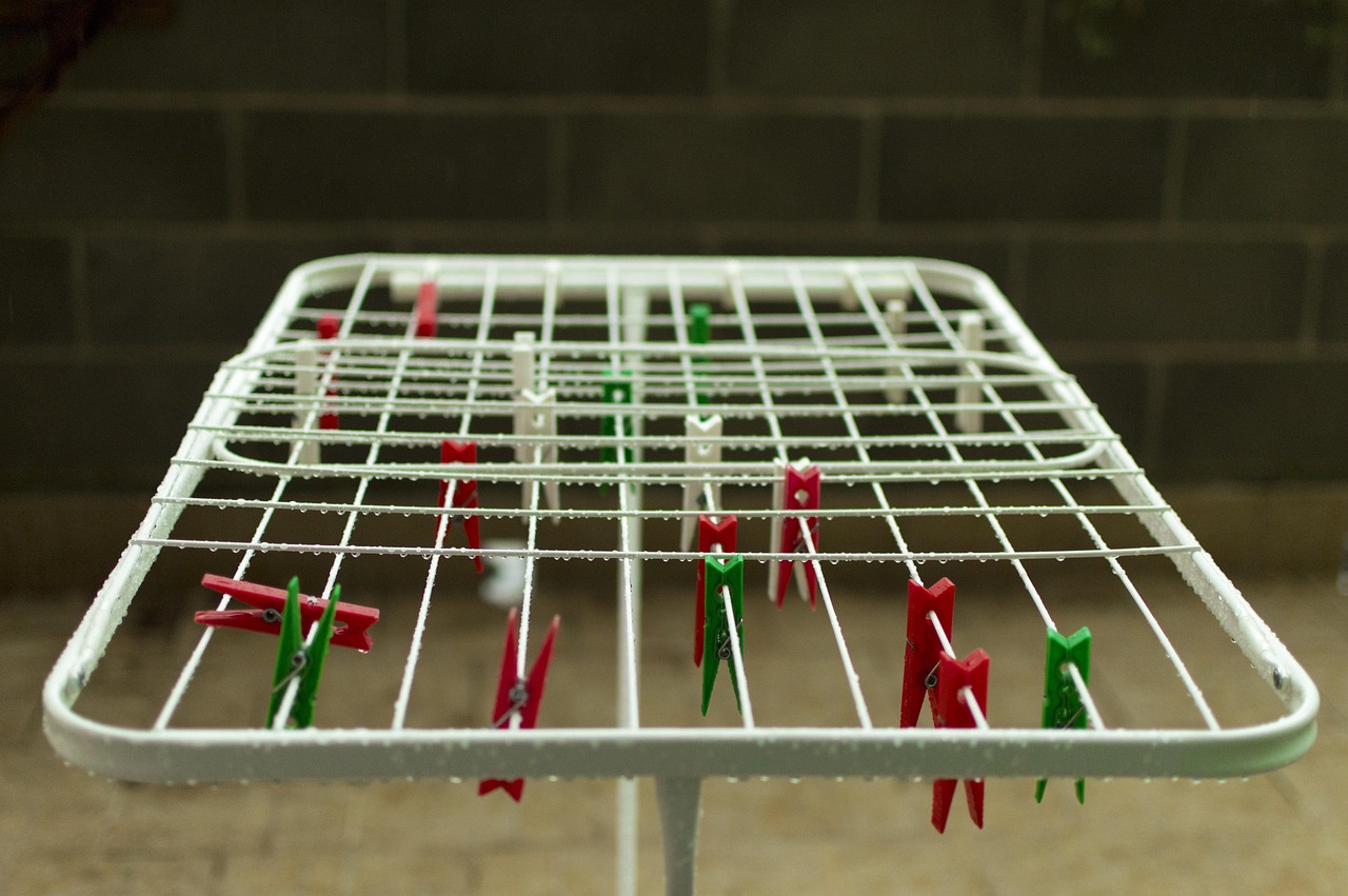 Stendino in metallo robusto su sfondo bianco, evidenziando la sua struttura resistente e durevole.